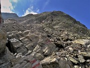 25 Il sentiero pietroso per Cima Aga ben segnato